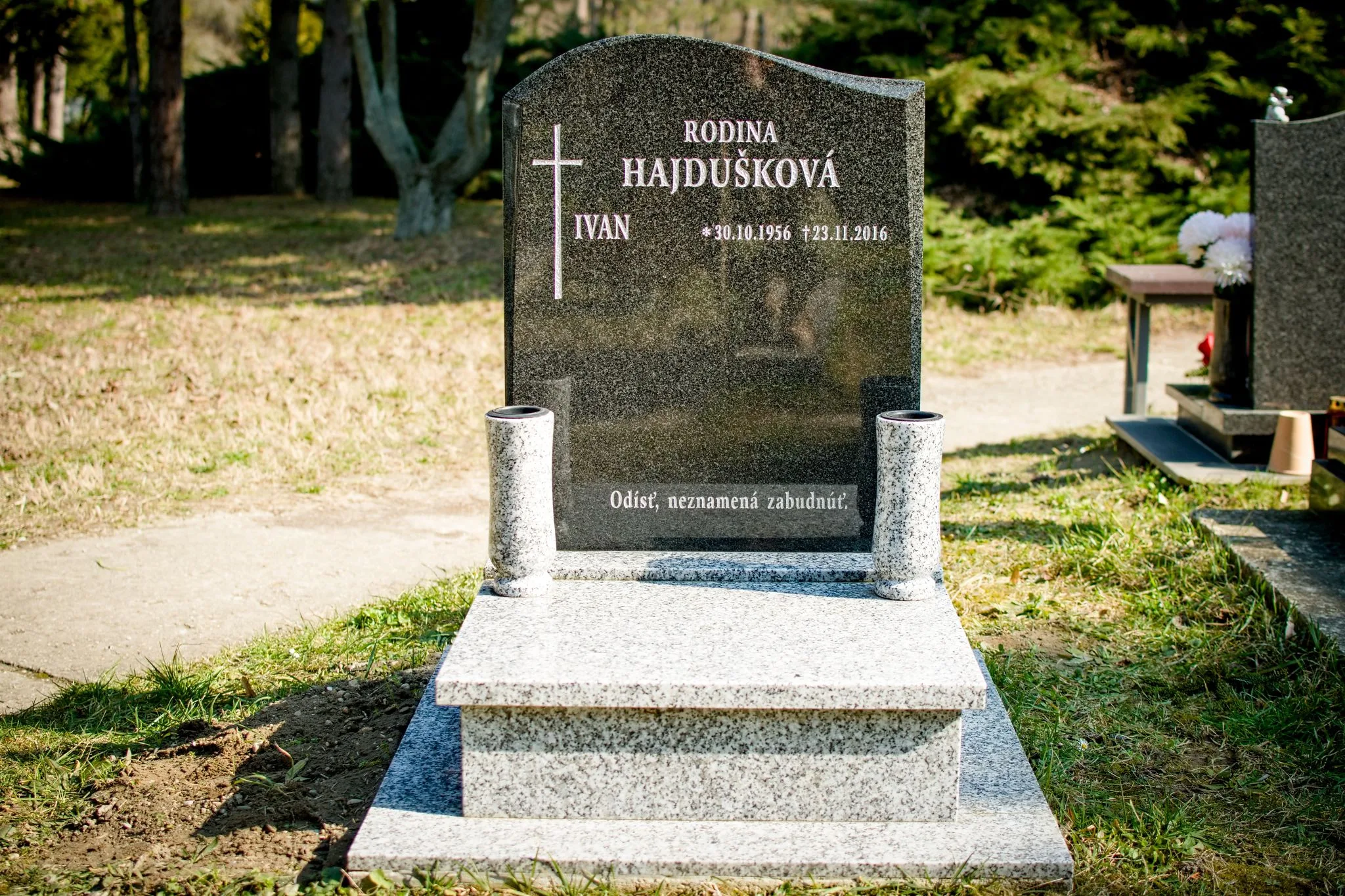 Urnový pomník UHS 6 - fotografia realizácie 1