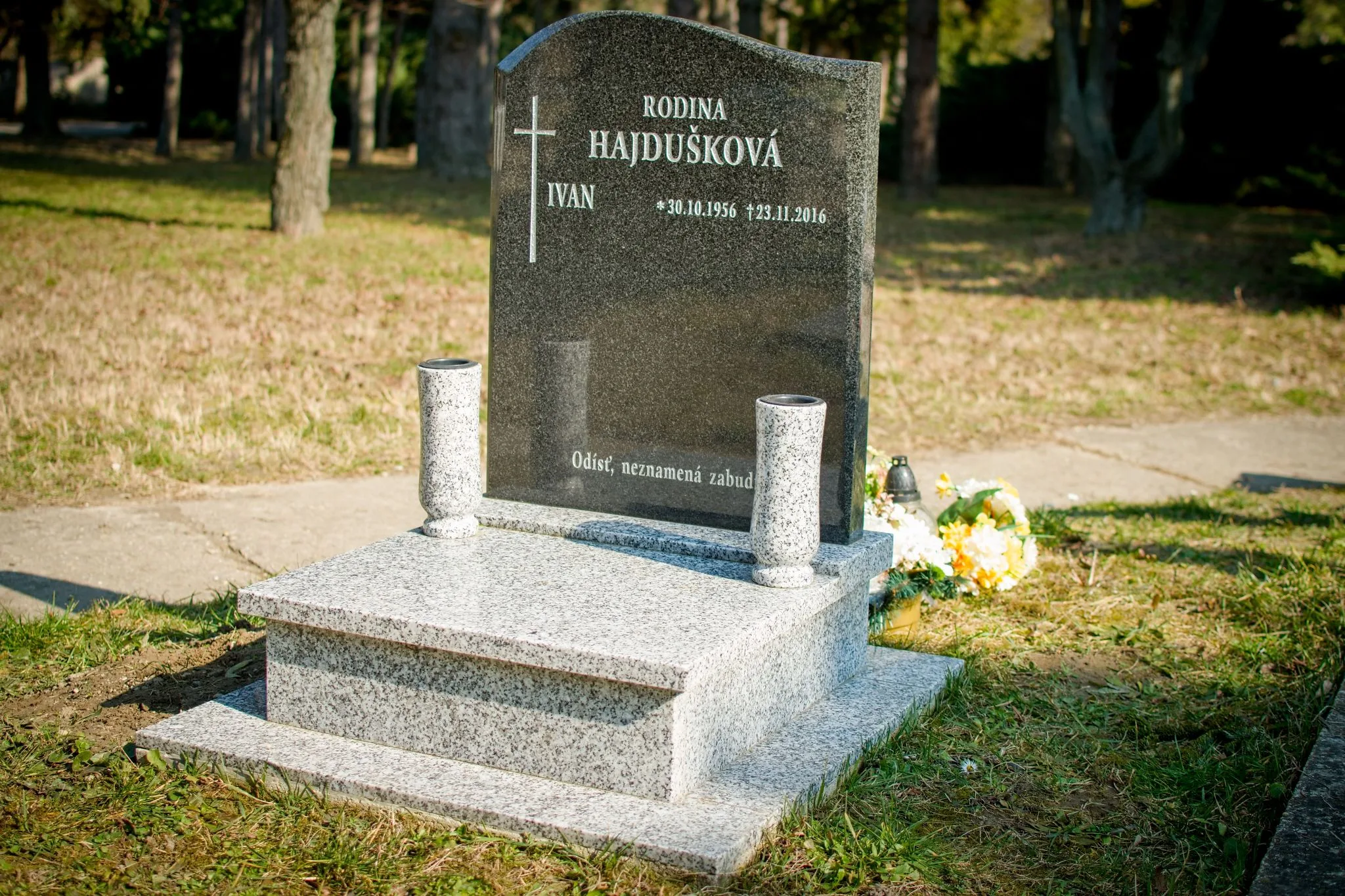 Urnový pomník UHS 6 - fotografia realizácie 2