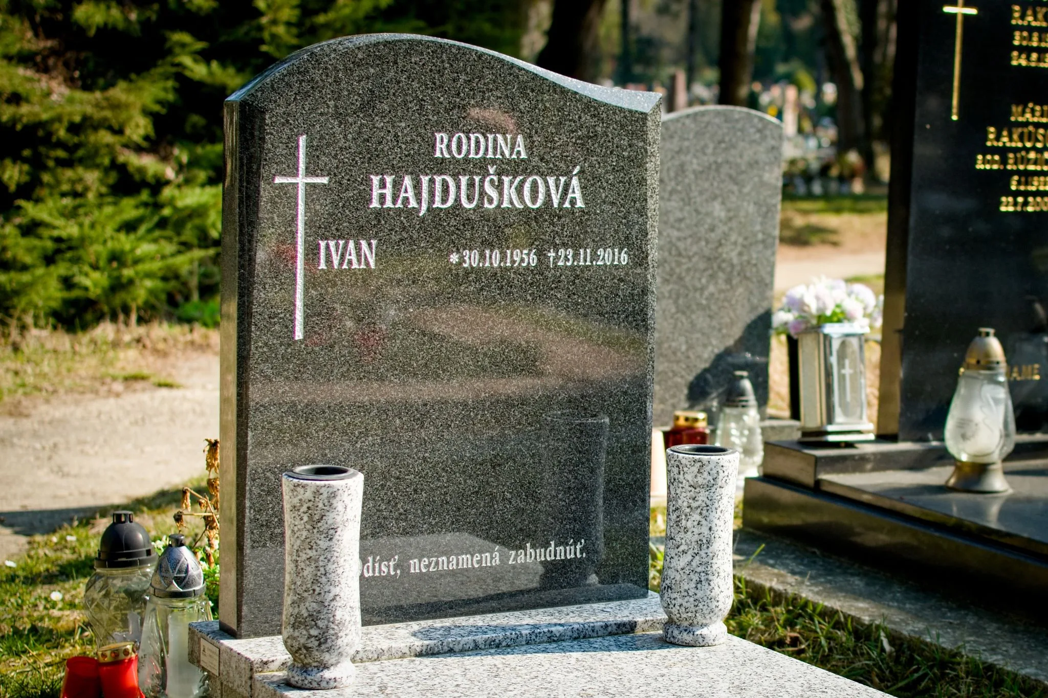 Urnový pomník UHS 6 - fotografia realizácie 3