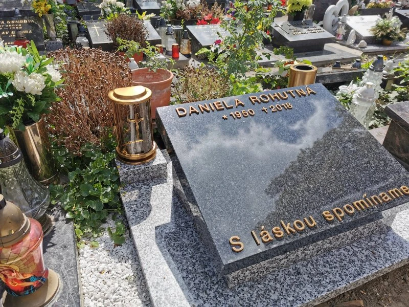 Urnový hrob - Cintorín Rača